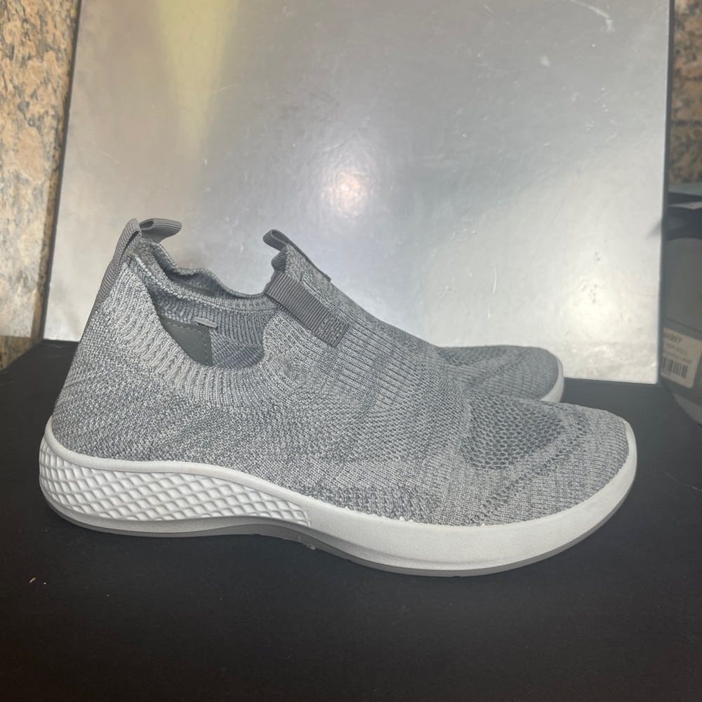 Tommy Bahama Slip-On Knit Walking Shoes size women’s 8 Gray mesh